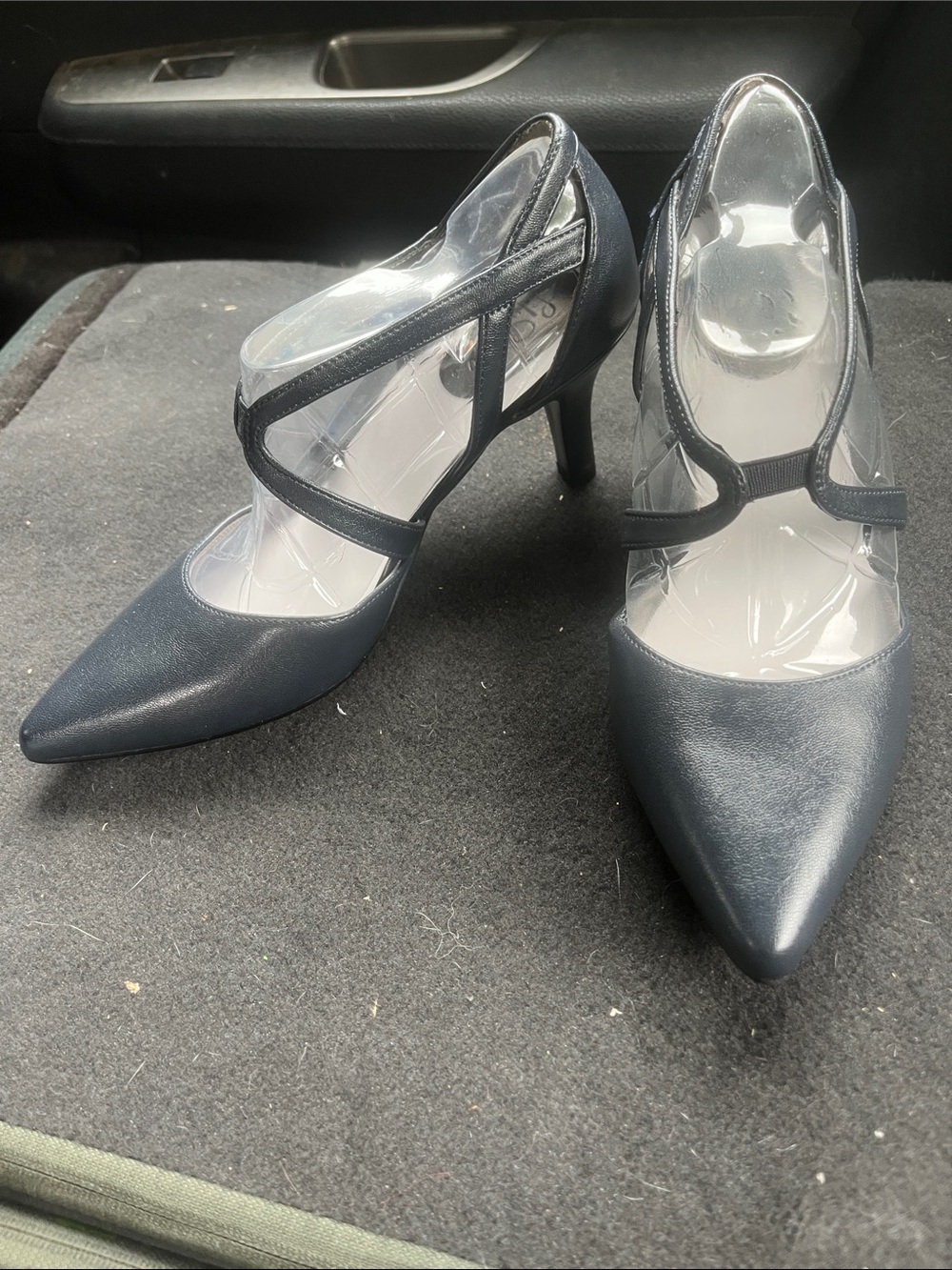 Life Stride Navy Blue Pointed-Toe Mary Jane Pumps - Picture 2 of 5